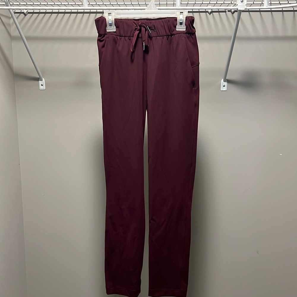 NWOT Lululemon Red Merlot On The Fly 7/8 27” Pant in Size 2